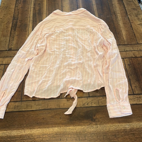3/$15🔴 SO Medium Pink and White Striped Blouse ties up buttons up long sleeve - Picture 9 of 9